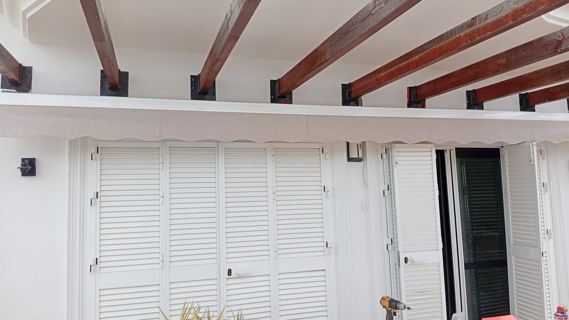 Estructura metálica con vigas de madera en terraza