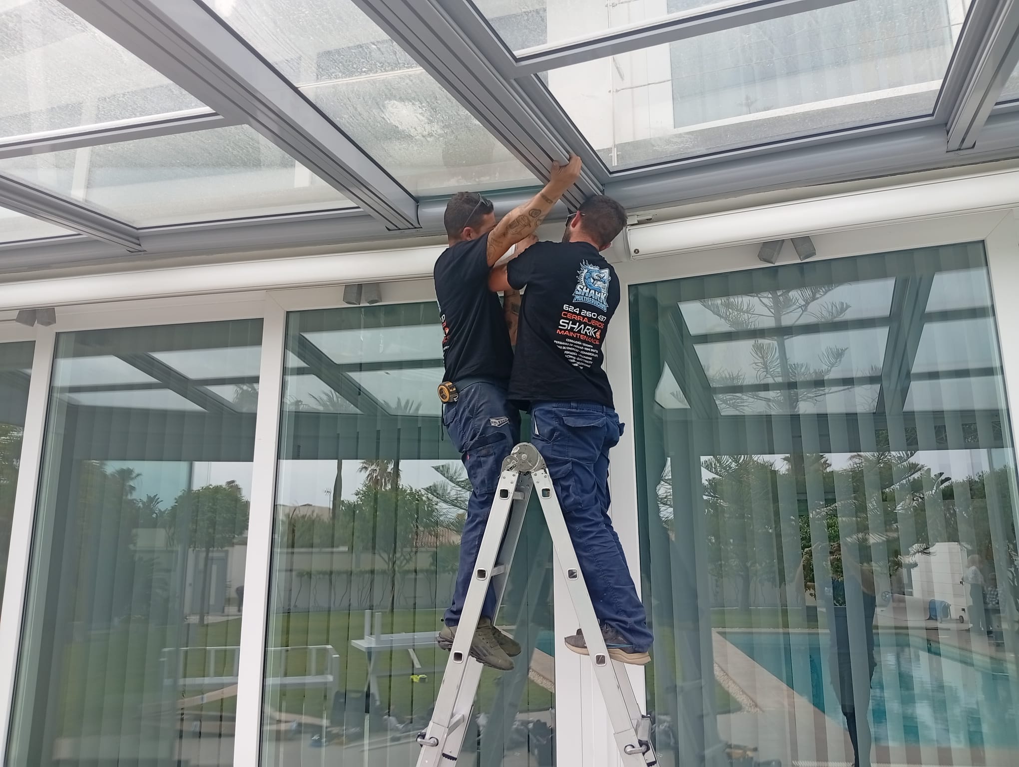 Instalación de cerramiento de cristal con estructura de aluminio